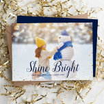 Shine Bright | Glitz Imitats Glitzer Foto Overlay Feiertagskarte<br><div class="desc">Günstige, individuell bedruckte Urlaubskarten mit einfachen Vorlagen für die Anpassung. Dieses schicke, moderne Design hat ein Imitat Glitzer Konfetti-Rand und stilvolle Kalligraphie-Text. In der Formulierung steht "Shine Bright - Happy Hanukkah". Personalisieren Sie es mit Ihren Fotos und fügen Sie Ihren Familiennamen und das Jahr hinzu. Die Rückseite hat Platz für...</div>
