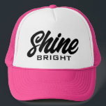 Shine Bright Trucker Hat mit motivierend Zitat Truckerkappe<br><div class="desc">Shine Bright Trucker Hut mit motivierend Zitat. Benutzerdefinierte rosa Baseballkappe mit Skripttypografie. Stilvolles Handschrift-Design. Erhältlich in verschiedenen Farben. Fügen Sie optional Ihr eigenes niedliches Angebot oder Sprichwort hinzu. Spaß Geburtstag Geschenk Idee für Freunde und Familie.</div>