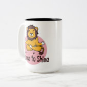Shine Kawaii Happy Lion Doing Yoga Pose wählen Zweifarbige Tasse (Vorderseite Links)