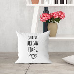 Shine strahlt wie ein Diamantwurfkissen Kissen<br><div class="desc">Shine hell jeden Tag! Gönnen Sie sich ein wenig Inspiration mit diesem Kissen. Enthält einen hübschen,  handgeschriebenen Schriftart mit Diamantenabbildungen.</div>