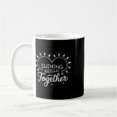 Shining Bright Together Holiday Lights Herz Chris Kaffeetasse (Links)