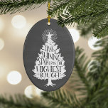 Shining Star Christmas Tree Chalkboard Keepake Keramikornament<br><div class="desc">Gönnen Sie sich ein fröhliches Weihnachtsfest mit diesem festlichen Design! Der weihnachtliche Baum mit dem Intimitat "Hänge einen strahlenden Stern auf dem höchsten Teig" auf einem grauen, gebürsteten Chalkboard-Hintergrund. Passen Sie die Rückseite mit dem Jahr an, um einen angenehmen Urlaub zu verbringen. Coordinieren Sie Artikel, einschließlich Weihnachtskarten, in unserem Shop!...</div>