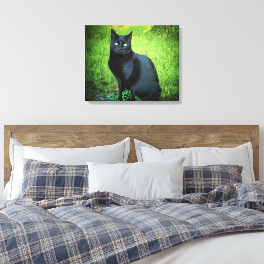 Shiny Black Kitty auf Gras Leinwanddruck (Insitu (Schlafzimmer))