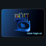 Shiny Blue Chanukkah Menorah Magnet<br><div class="desc">Eine moderne,  metallische,  blaue Chanukkah-Menorah mit einem Löwen in Silhouette,  vor einem dunklen,  nachtähnlichen Hintergrund. Alle neun Kerzen sind beleuchtet. Auch der hebräische Text "Chag Chanukkah Sameach" (Happy Hanukkah) erscheint in blau und weiß.</div>
