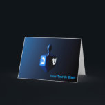 Shiny Blue Dreidel Feiertagskarte<br><div class="desc">Ein modernistisches,  metallisches,  blaues Dreieck vor einem dunklen,  nächtlichen Hintergrund. Zwei der hebräischen Briefe,  die auf einem dreifachen gefunden wurden,  nun Nonne und glänzen,  leuchten hell. Fügen Sie Ihren eigenen Text hinzu.</div>