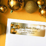 Shiny Gold Christmas Baubles geben Adresse zurück<br><div class="desc">Fügen Sie Ihrer Post eine Touch Feiertagssjubeln mit diesem festlichen und anpassbaren Weihnachtsrücksendelabel hinzu. Das Label ist wunderschön gestaltet mit einem strahlenden goldenen Hintergrund, der mit goldenen Weihnachtsbaumklamotten geschmückt ist und eine warme und fröhliche Atmosphäre schafft. Ihr individualisierbarer Familienname und Ihre Adresse sind in zwei modernen Schriftart in weißer Farbe...</div>