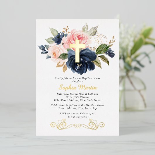 Shiny Gold Cross Bloral Girl Pink Navy Taufe Folieneinladung (Stehend vorne)