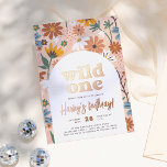 Shiny Wild One Retro Wildblume 1. Geburtstag Party Folieneinladung<br><div class="desc">Fügen Sie Ihren Geburtstagsfeierlichkeiten Glanz mit Goldfolie, Silber oder Rose! Dieser klassische und zeitlose Metallic-Stil wird Ihren Einladungen sicher noch ein weiteres Level hinzufügen. Feiern Sie den besonderen Tag Ihres Wildblume-Jungen mit der Einladung dieses hübschen Mädchens zum Geburtstag. Die Vorderseite der Karte zeigt ein von Hand gezeichnet Muster von whimsikalen...</div>