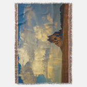Shiprock gegen Thunderhead Decke (Vorderseite Vertikal)