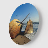 Shipwreck On Beach, Skeleton Coast, Namibia Große Wanduhr (Winkel)
