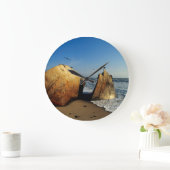 Shipwreck On Beach, Skeleton Coast, Namibia Große Wanduhr (Zuhause)