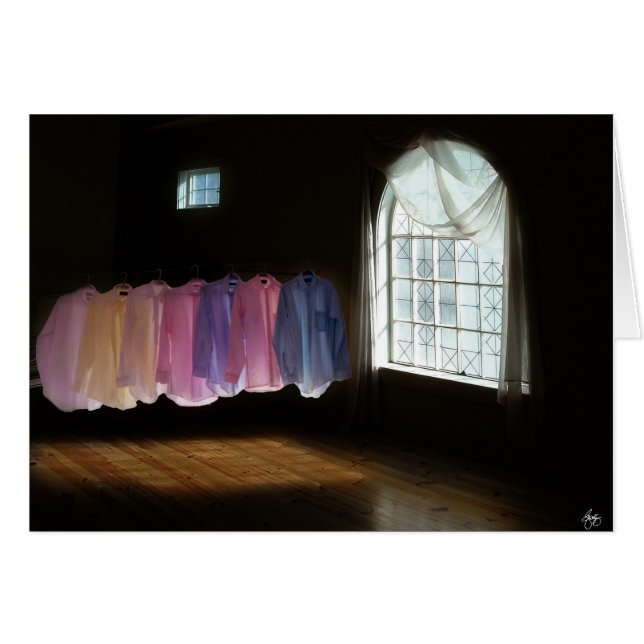 Shirts in einem Raum der Dunkelheit und des Lichts (Vorderseite (Horizontal))