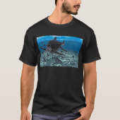 Shonisaurus nimmt Haifische in Meer in Angriff T-Shirt (Vorderseite)