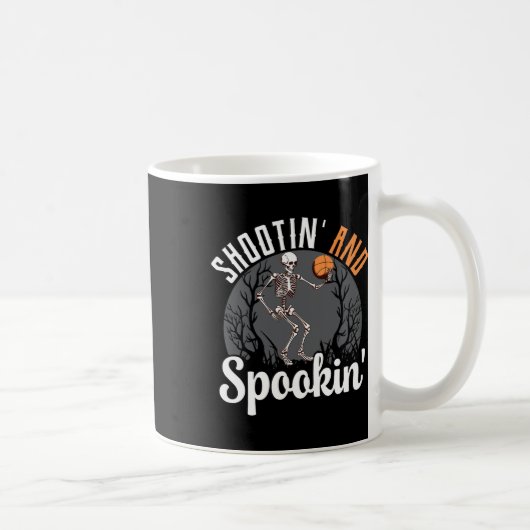 Shootin' and Spookin Skeleton Basketball Spieler H Kaffeetasse (Rechts)