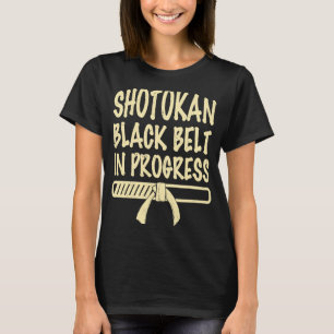 Shotokan Schwarzgürtel in Bearbeitung Anführungsze T-Shirt