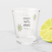 Shots nach Shots Funny COVID Impfung Schnapsglas (Rückseite)