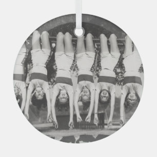 Showgirls an Reckstangen, spielerisches Design. Ornament Aus Glas