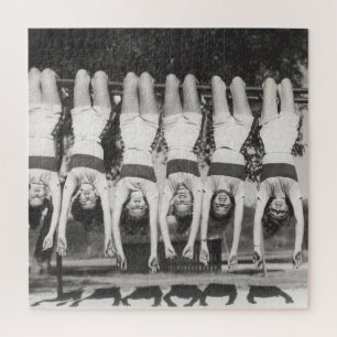 Showgirls an Reckstangen, spielerisches Design. Puzzle