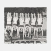 Showgirls auf Affenbars, spielerisches Design. Fleecedecke (Vorderseite (Horizontal))