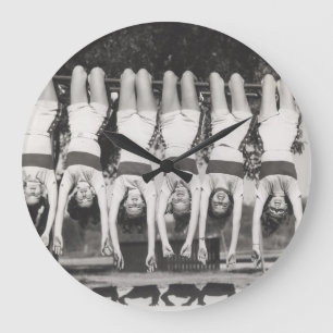 Showgirls auf Affenbars, spielerisches Design. Große Wanduhr