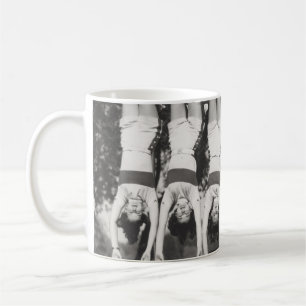 Showgirls auf Affenbars, spielerisches Design. Kaffeetasse