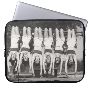 Showgirls auf Affenbars, spielerisches Design. Laptopschutzhülle