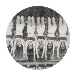 Showgirls auf Affenbars, spielerisches Design. Schneidebrett