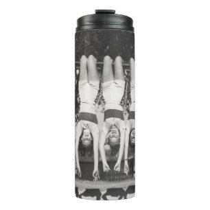 Showgirls auf Affenbars, spielerisches Design. Thermosbecher