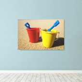 Shows und Pails am Sandstrand Leinwanddruck (Insitu (Holzboden))