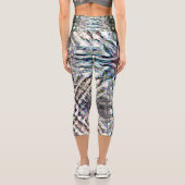 Showtextur Kaleidoskop in sandig silbrigen Farben Capri Leggings (Rückseite)