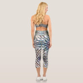 Showtextur Kaleidoskop in sandig silbrigen Farben Capri Leggings (Rückseite)