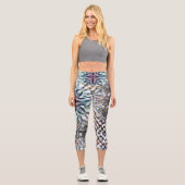 Showtextur Kaleidoskop in sandig silbrigen Farben Capri Leggings (Vorderseite)