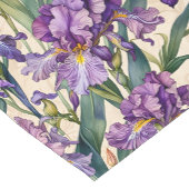 Showy Lila Iris auf Ecru Scroll Kurzer Tischläufer (Ecke)