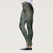 Showy Scaly Plaques, die über dunklen Fonds schwim Leggings (Links)