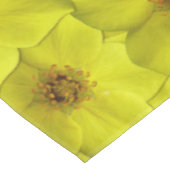 Shrubby Cinquefoil Nahtloses Muster Tischdecke (Schrägansicht)