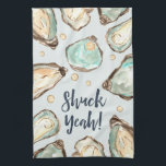 Shuck Yeah | Aquarellpearl Oyster Geschirrtuch<br><div class="desc">Dieses lustige Küchenhandtuch mit seiner schicken Küchenküche ist mit Soft Creme und Aqua Aqua Aqua Oyster und Perlmuttweih mit "Shuck Yeah!" in handgezeichneten Schriftzeichen versehen. Ideal für Strandhäuser,  Küstenstreifen oder alle,  die Austern und Muscheln Lieben.</div>