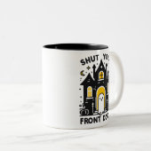 Shut Your Front Door – Bold Haunted House Ghost Zweifarbige Tasse (VorderseiteRechts)