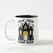 Shut Your Front Door – Bold Haunted House Ghost Zweifarbige Tasse (Links)