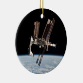 Shuttle-Docks mit internationaler Raumstation Keramikornament (Rechts)