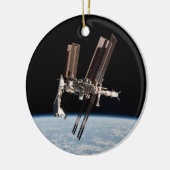 Shuttle-Docks mit internationaler Raumstation Keramikornament (Links)