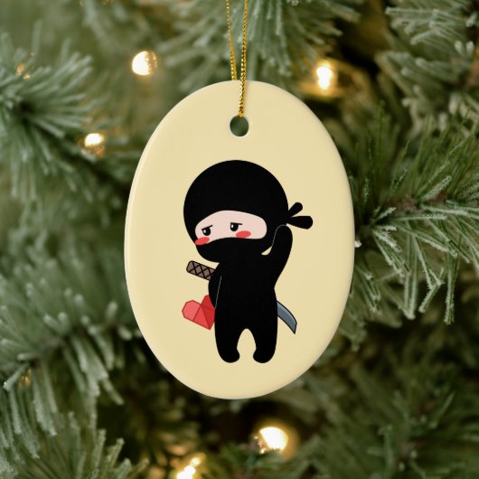 Shy Blushing Ninja Holding Origami Heart Yellow Keramik Ornament (Baum)