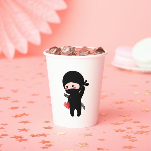 Shy Blushing Ninja Holding Origami Paper Heart Pappbecher (Insitu)
