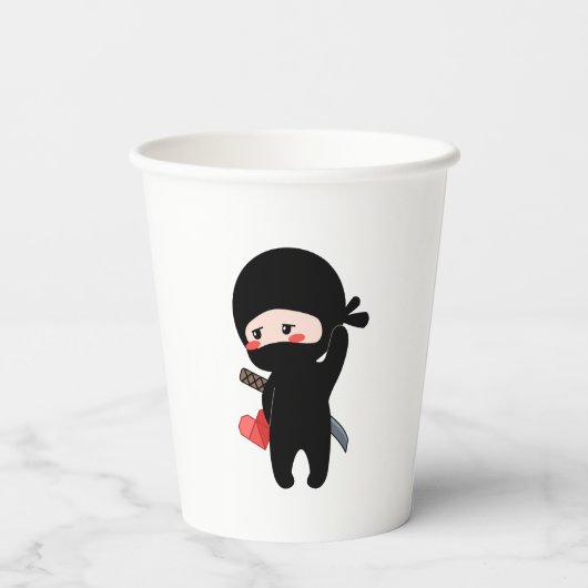 Shy Blushing Ninja Holding Origami Paper Heart Pappbecher (Rückseite)