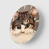 Shy & Curious Tabby Kitten Runde Wanduhr (Winkel)