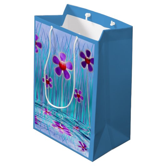 Shy Daisies Geschenktasche Mittlere Geschenktüte (Rückseite Schrägansicht)