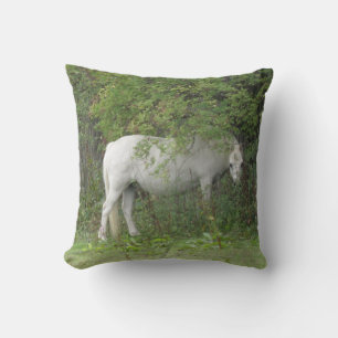 Shy White Horse Kissen