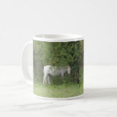 Shy White Horse Tasse (Vorderseite Links)