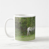 Shy White Horse Tasse (Links)