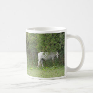 Shy White Horse Tasse