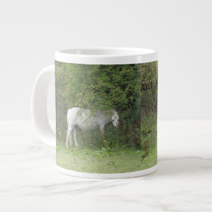 Shy White Horse Tasse